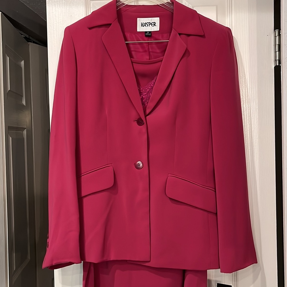 Kasper Beautiful 3 piece Ladies Suit. Morrocan Pink. Size 8